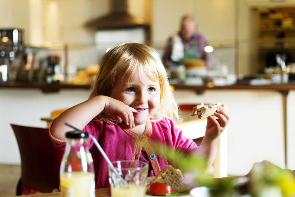 7cad9de11407fbe6_Girl_at_Restaurant.jpg.xxxlarge_2x